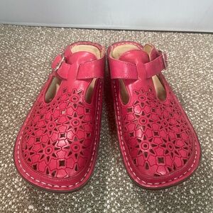 Algeria Star cutout Red platform leather Mules Size 38-8-8.5 Shoes Pre-Owned.